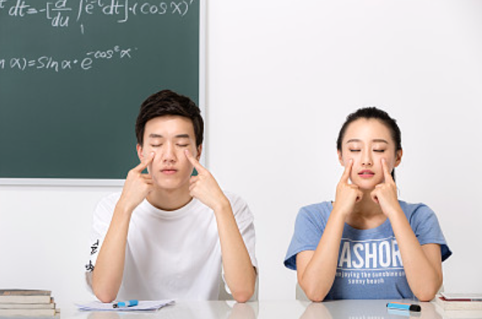“宅家”一個月，近視一百度？學(xué)習(xí)網(wǎng)課時如何科學(xué)護(hù)眼、防控近視，官方專家宣講團(tuán)來支招啦！ | 特別關(guān)注